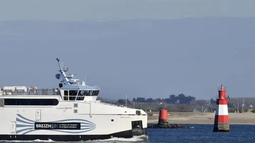 Un minibus de plus pour l'arrivée des bateaux sur l'île de Groix.
